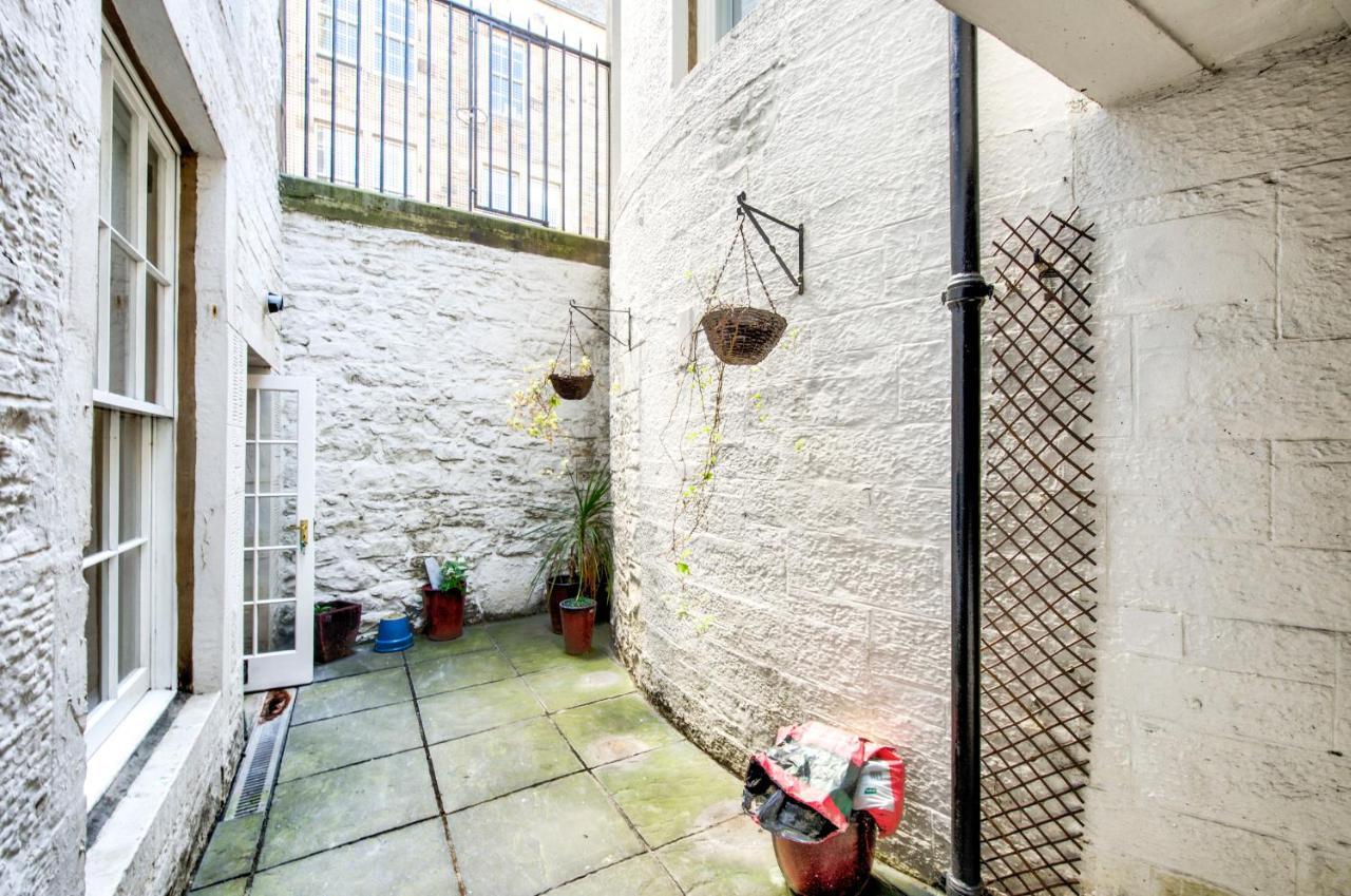 Super Central Edinburgh Castle Basement — Photos 1